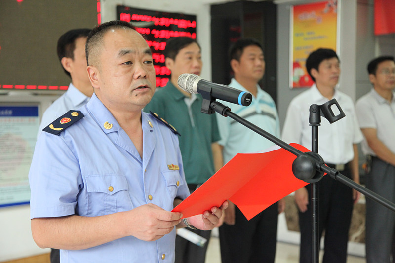 鄭州市工商局頒發(fā)全市首張&ldquo;三證合一、一照一碼&rdquo;營(yíng)業(yè)執(zhí)照