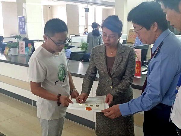 河南省首張&ldquo;三證合一一照一碼&rdquo;營(yíng)業(yè)執(zhí)照在鶴壁成功發(fā)出